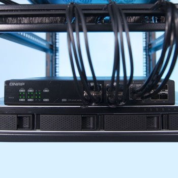 Switch QSW-M1204-4C Switch 10GbE - 12 puertos (8 SFP+, 4 combo RJ45/SFP+), agregación de puertos 802.3ad